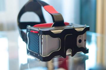 Vrizzmo: Virtual Reality Headset for Smartphones