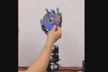 Biomimetic Robotic Hand Mimics Hand Motion