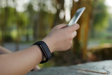 Sensmi Smart Wristband Tracks Stress Levels [iOS / Android]