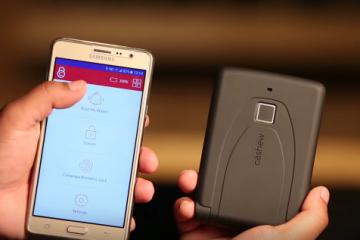 Cashew Smart Wallet Has a Fingerprint Reader