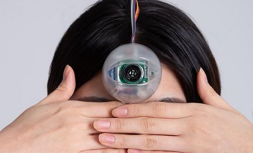 Minwook Paeng’s Robotic Third Eye for Smartphone Addicts